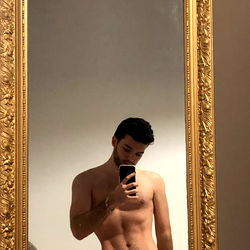 Model Félix in a Striking Shirtless Photo