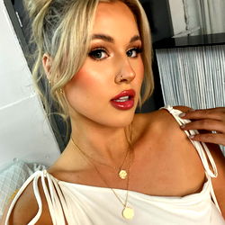 Explore the enchanting world of Zoe Carter on OnlyFans!