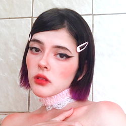 OnlyFans Model Glcsskitty Posing in Bathroom
