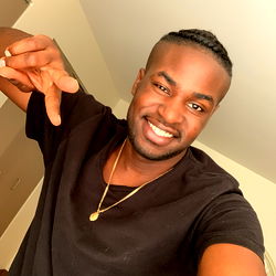 U27 Model in a Selfie