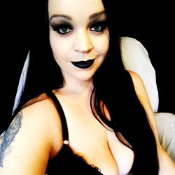 Model Scarlet Sin - Alluring and Enigmatic