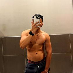 Model DanyV Showcasing Fitness