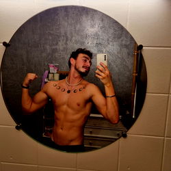 Nowhere Model Eggy_co Showcasing Fitness