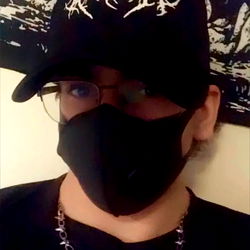 Person wearing a face mask