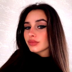 OnlyFans Model 🖤Melly🖤 Posing for Photo