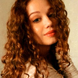 Andere Seite: Long Curly Hair, Blue Eyes, Smiling Toward Camera