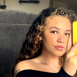 Model Auj: OnlyFans Profile