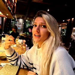 Casual Dining Moment