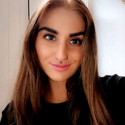 Chic Belgian Beauty Tine Vandevelde Shares Her Look