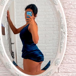 Darly, OnlyFans Model Captures Her Curves in Blue