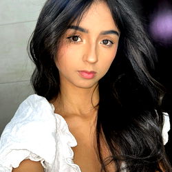 Luna Sofia: Colombian Model Stuns with Her Gorgeous Looks