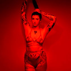 Amyyyoxxo | OnlyFans London Model Posing in Red Light