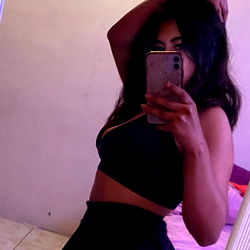 OnlyFans Model Lara 🍓 Showcasing Her Style