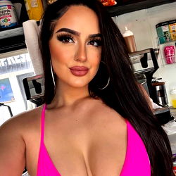 OnlyFans Model Bbygurlsunshyne Poses for a Snap in Seattle