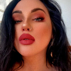 Aria Hensely - OnlyFans Model