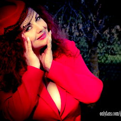 Vintage-style photoshoot of Jessica Rizzo as a flapper