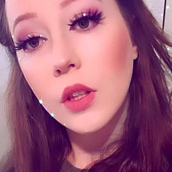 Angela Okapi's Unique Makeup Look