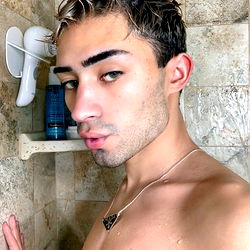 Ander Wolfe's Stunning OnlyFans Photos