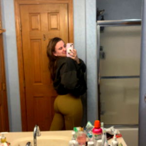 B.๐ผ๐ผ photo