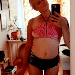 Model Hanna Honeycümb Posing in OnlyFans Photoshoot