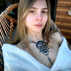 Jessie Free Page: Chic and Gorgeous