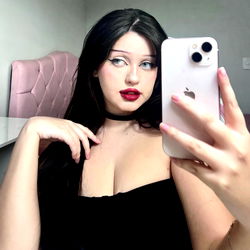 Onlyfans Aya Beatriz - Gorgeous Model Posing for Selfie