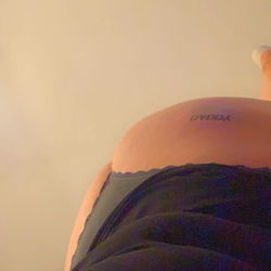 Queen with a big booty photo