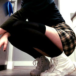 Marley's Onlyfans Photoshoot: Stylish Knee-Sitting Pose