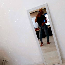 Andreea_rubia1: A Model from Bucharest