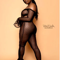 Amira, the Chicago-based OnlyFans model showcases her photoshoot on a yellow backdrop.