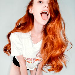 Auburn-haired model Anna_banana in a casual pose with red hair