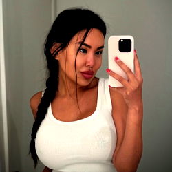 Nancy - OnlyFans Model from LA, Taking a Mirror Selfie