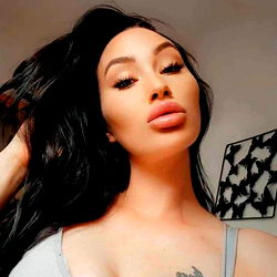 Missesmiss - OnlyFans Model, Strips Off Her Top for Fans