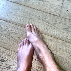 Piedid’ORO: A Model of Barefoot Elegance