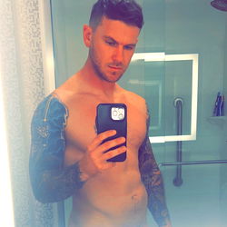 OnlyFans Model CountryBobby2.0 Sharing Gym Selfie