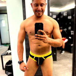 Fitness Model Ivanok21 Shares Gym Selfie