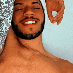 Victor Divino, a Brazilian Onlyfans model posing shirtless for a selfie.