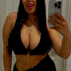 OnlyFans Model Showcases Fitness and Style in Bikini