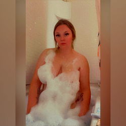 OnlyFans Model 'Pretty Lil MILF' in Bath