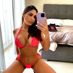 Khris, OnlyFans Model, Taking a Confident Selfie