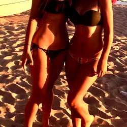 Friendly Beach Moment with Lucy and Zey Belle