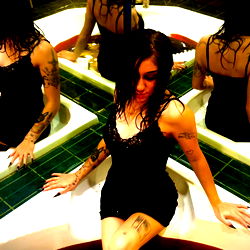 OnlyFans Model, Elly: A sultry pose in a luxurious setting