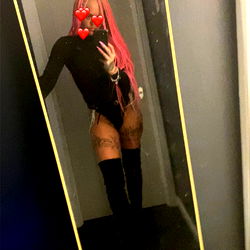 OnlyFans Model Sky: Stunning in Black and Pink