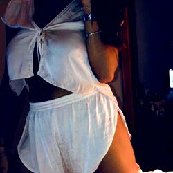 Samiii: Striking a Pose