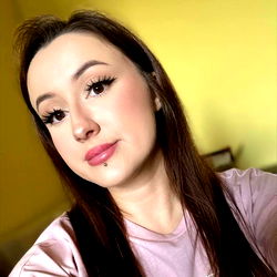 Ameli Kanari: A Model from Europe