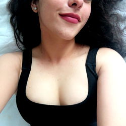 Chilean Model Ale Poses for Social Media