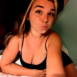 Onlyfans Pinkkittyx Poses for a Stylish Selfie