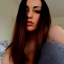 OnlyFans Model Alivia Kate Showcasing Elegance and Style