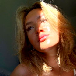 Serene and Casual Outfit in Natural Light