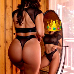 OnlyFans Model Kamall in a Fitness Mirror